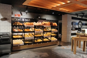 oddělení pečiva v marketu od JPL SKYWANDER